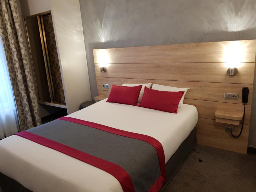 
Cama ou camas em um quarto em Hotel Champerret Elysees
