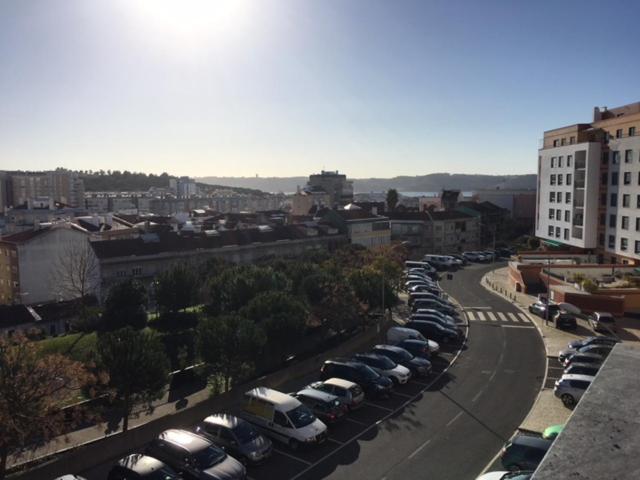 un montón de autos estacionados en un estacionamiento en Apartamento novo muito confortável com vista Rio en Algés