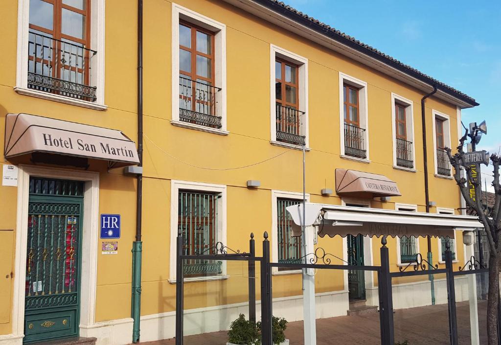 Um edifício amarelo com um sinal de San Martín. em HOTELSANMARTIN em Frómista