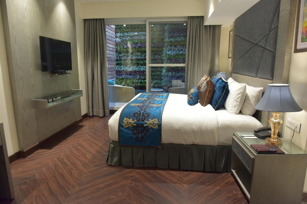 Postel nebo postele na pokoji v ubytování Marina- Shimla First Designer Boutique Hotel