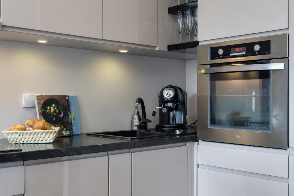 Kuchyňa alebo kuchynka v ubytovaní Elite Apartments Tartaczna Deluxe