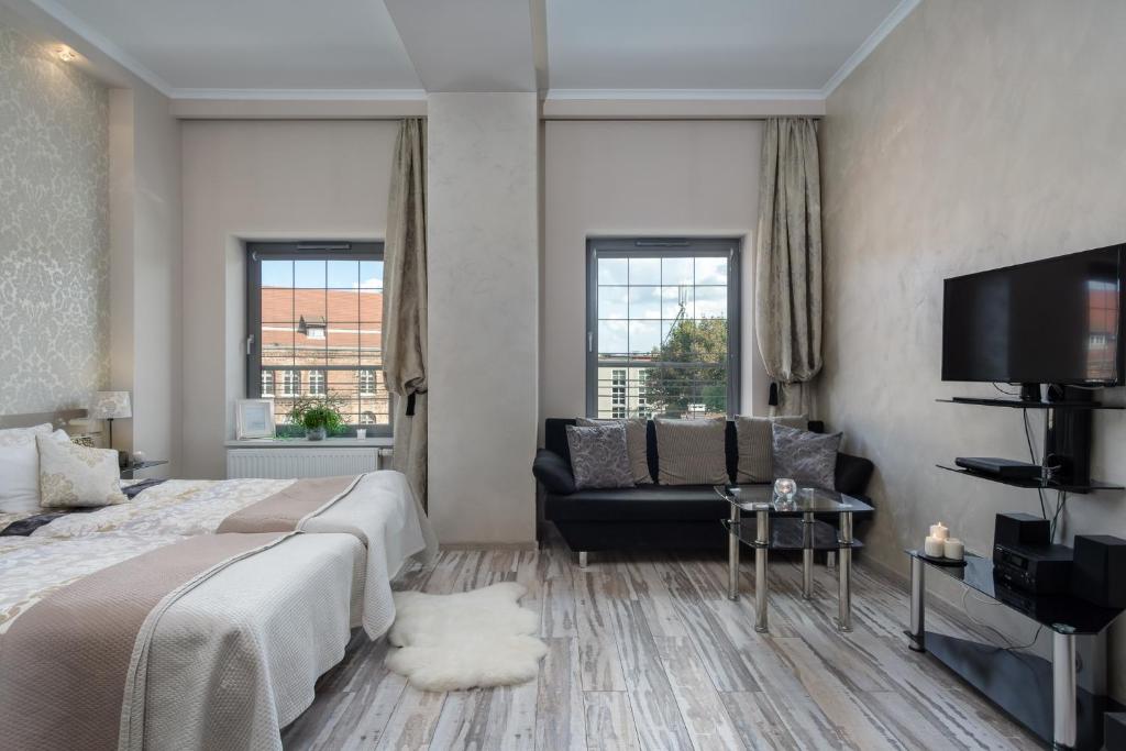 Televízia a/alebo spoločenská miestnosť v ubytovaní Elite Apartments Tartaczna Deluxe