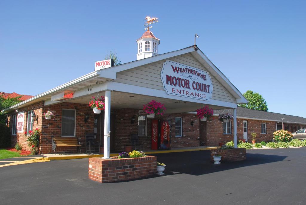 a building with a sign for a motor court entrance at Weathervane Motor Court in Ronks