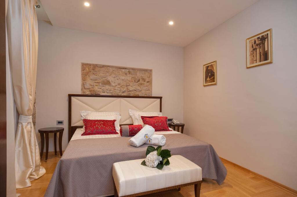 Postel nebo postele na pokoji v ubytování Heritage Hotel Antique Split