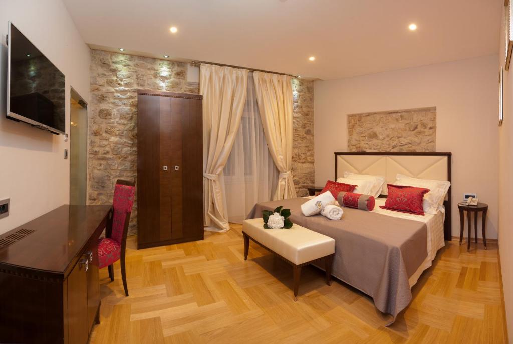 Postel nebo postele na pokoji v ubytování Heritage Hotel Antique Split