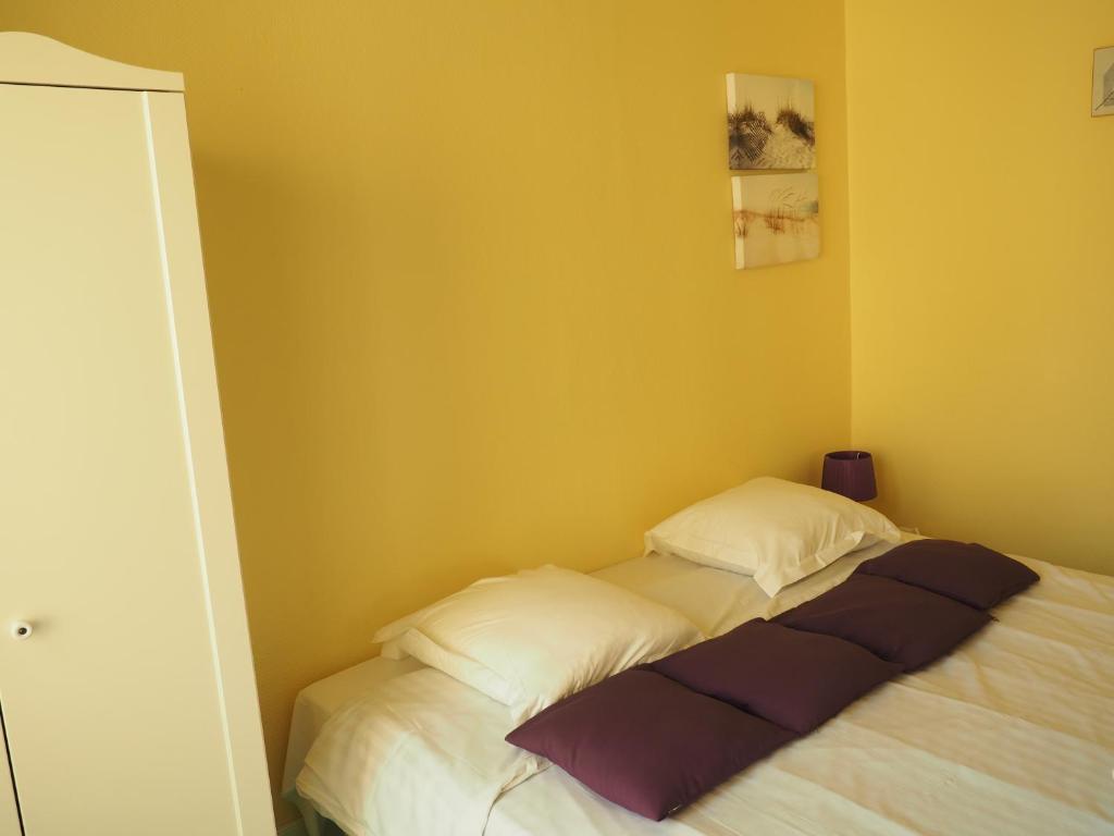 Postel nebo postele na pokoji v ubytování Hôtel Le Vivier WISSANT - Centre Village - Côte d'Opale - Baie de Wissant - 2CAPS