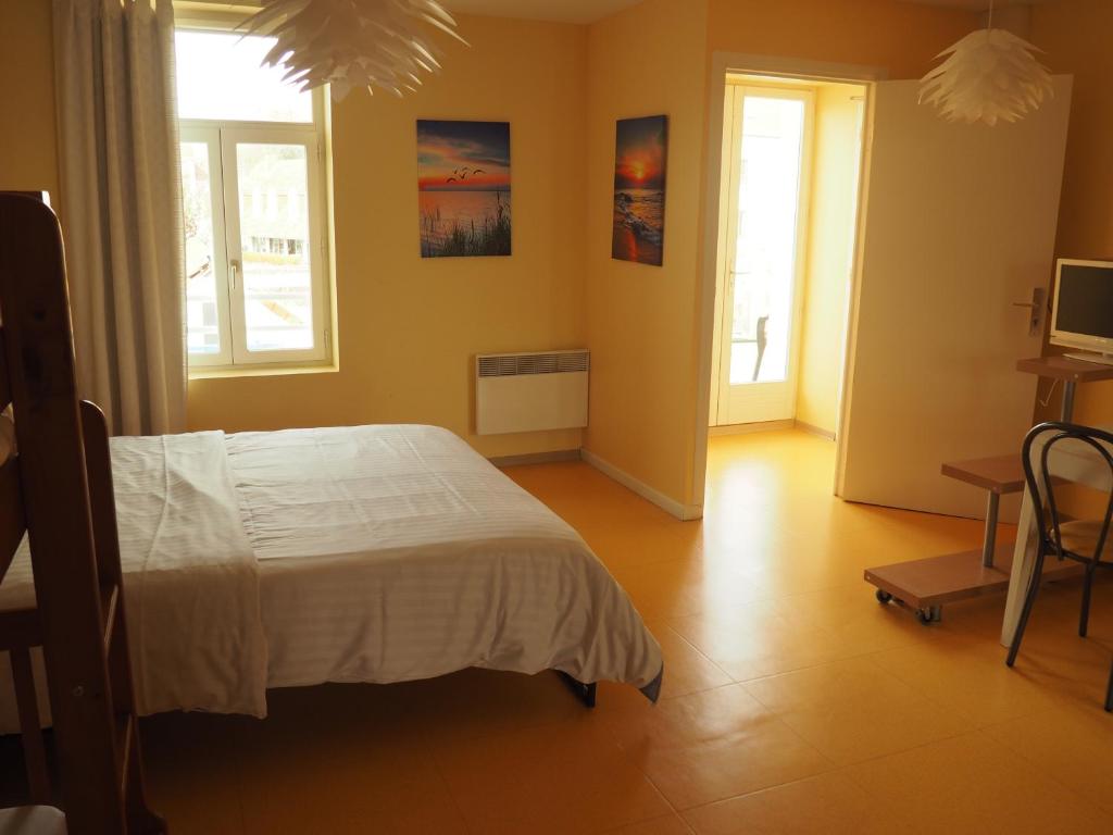 Postel nebo postele na pokoji v ubytování Hôtel Le Vivier WISSANT - Centre Village - Côte d'Opale - Baie de Wissant - 2CAPS