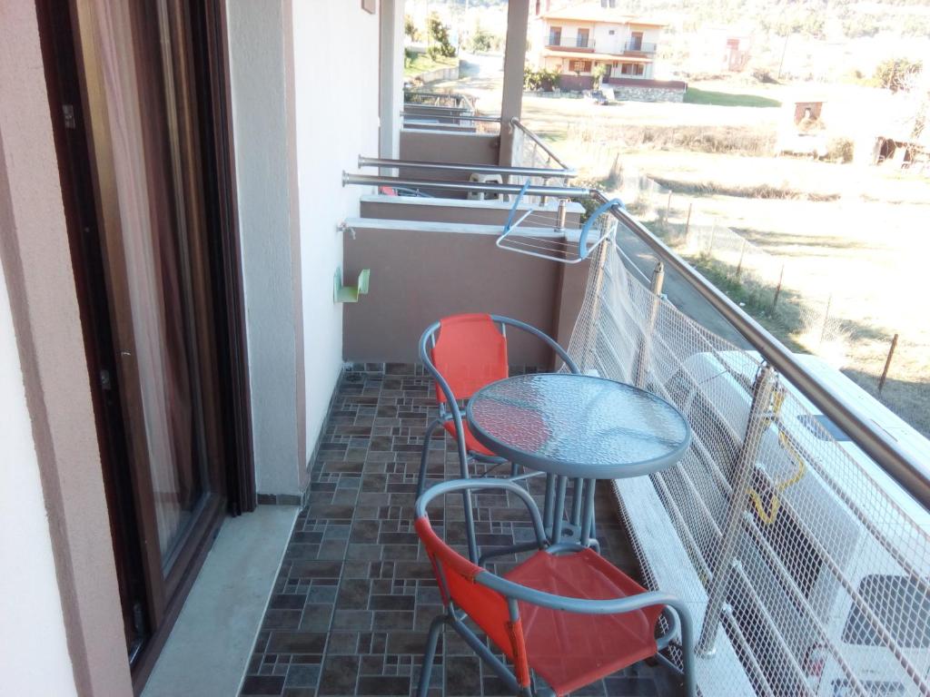 - Balcón con mesa y 2 sillas en MUSSES, en Stratoni