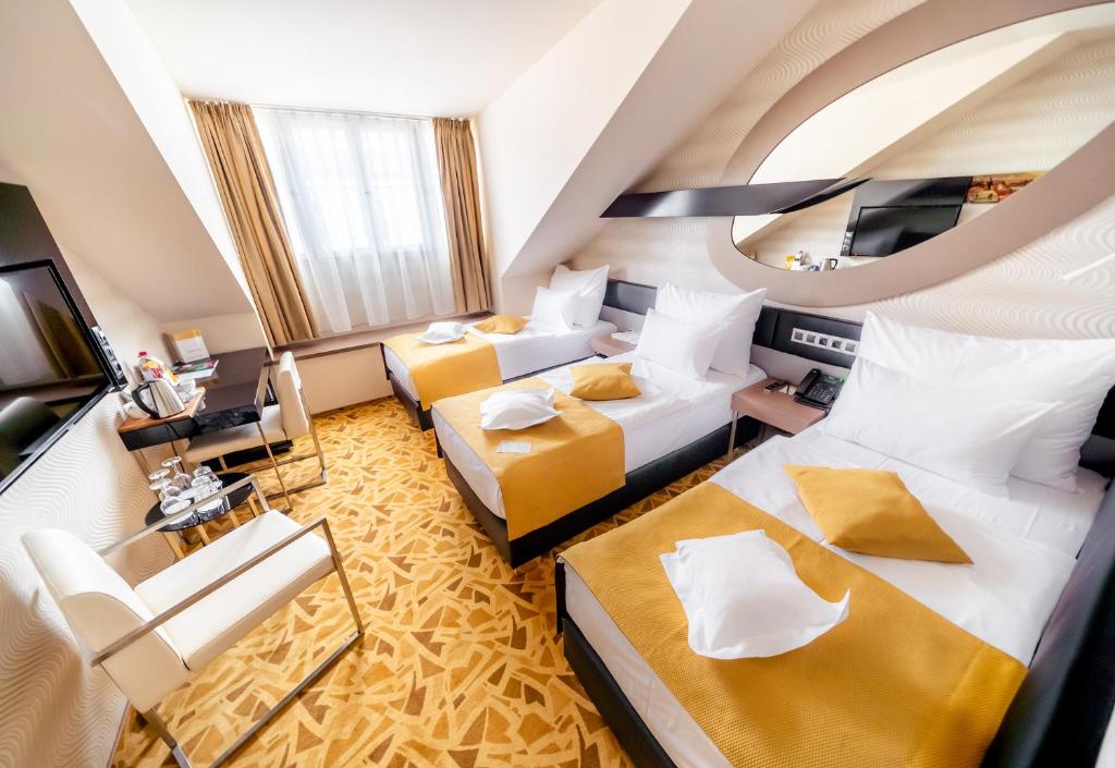 duży pokój z 2 łóżkami i stołem w obiekcie Grandium Hotel Prague w Pradze