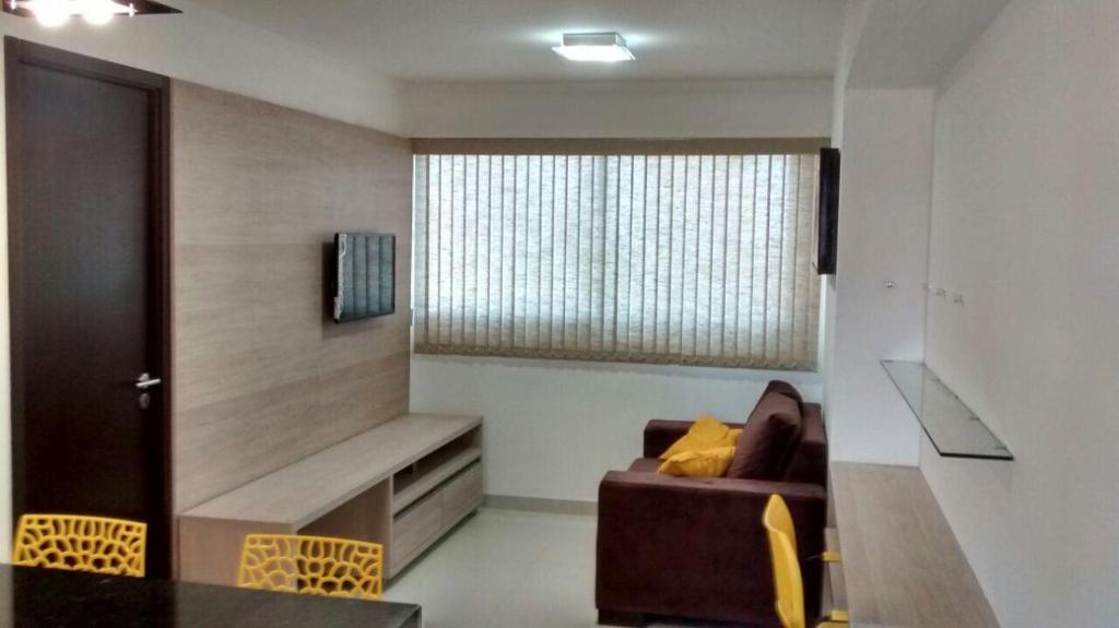 ein Wohnzimmer mit einem Sofa und einem Fenster in der Unterkunft Flat no Bristol Recife Hotel in Recife
