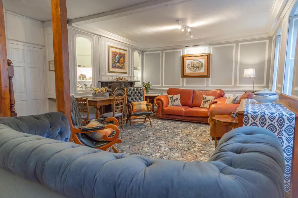 sala de estar con sofá azul y sillas en Newport Quay, en Newport