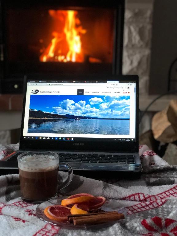TV a/nebo společenská místnost v ubytování Niewinne domki - Alentejo
