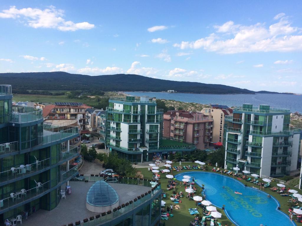 Blick auf eine Stadt mit Pool und Gebäuden in der Unterkunft Sea view, 2 room apartment 703, Primorsko in Primorsko