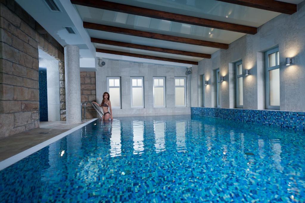 Bazén v ubytovaní Bukowy Park Hotel Medical SPA alebo v jeho blízkosti