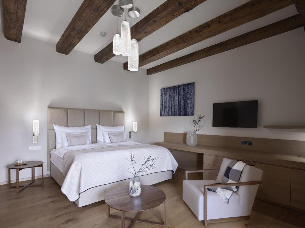 Postel nebo postele na pokoji v ubytování Lotrinský hotel