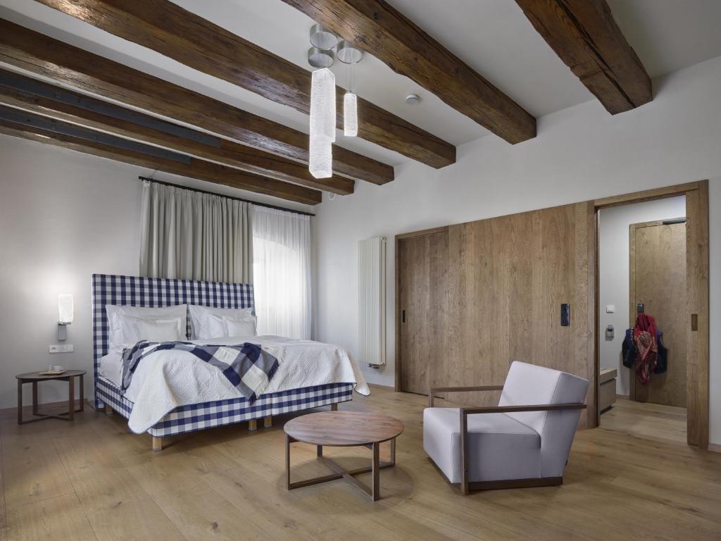 Postel nebo postele na pokoji v ubytování Lotrinský hotel