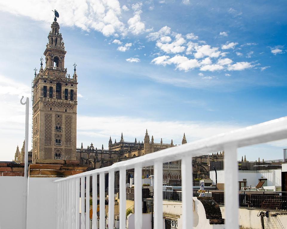 vistas a un edificio con una torre de reloj en Lukanda Placentines en Sevilla