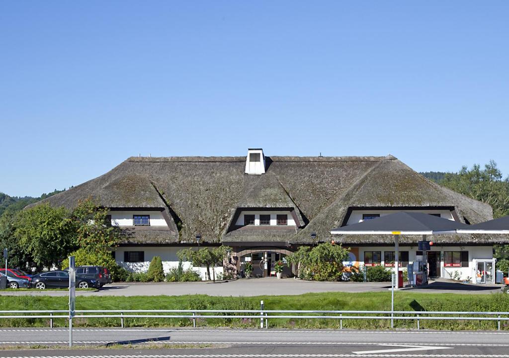 Cette grande maison est dotée d'un toit de chaume. dans l'établissement Rasta Lilla Edet, à Lilla Edet