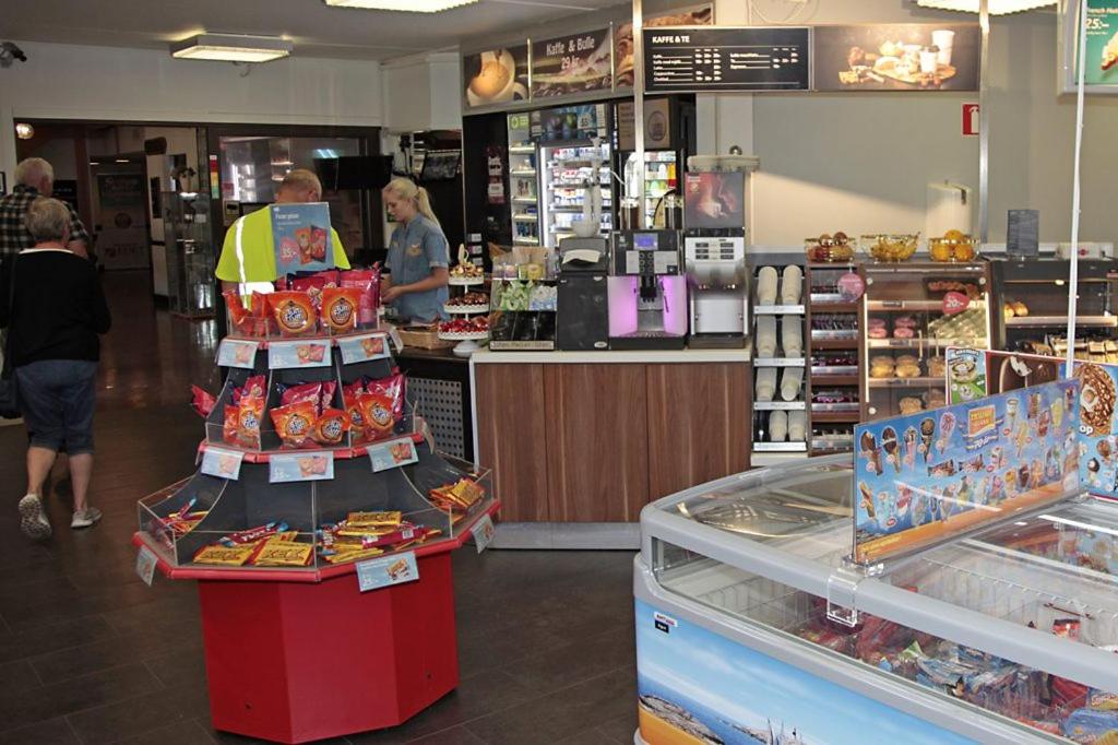 Supermarket nebo jiné obchody v  motelu nebo okolí