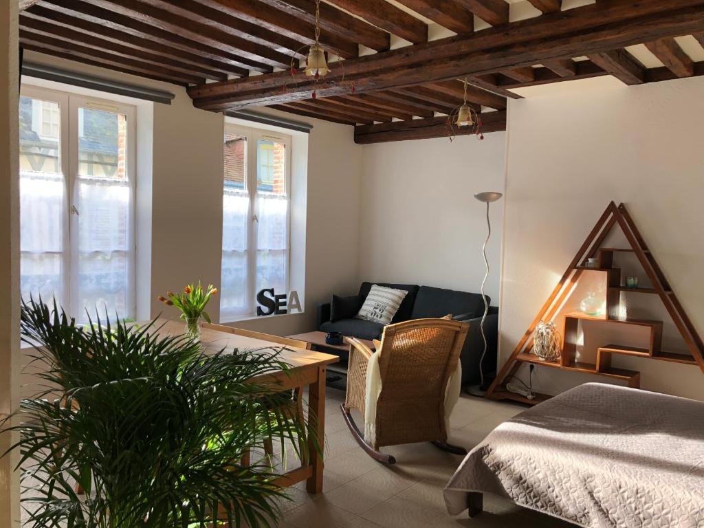 een woonkamer met een bank en een tafel bij L'authentique in Honfleur