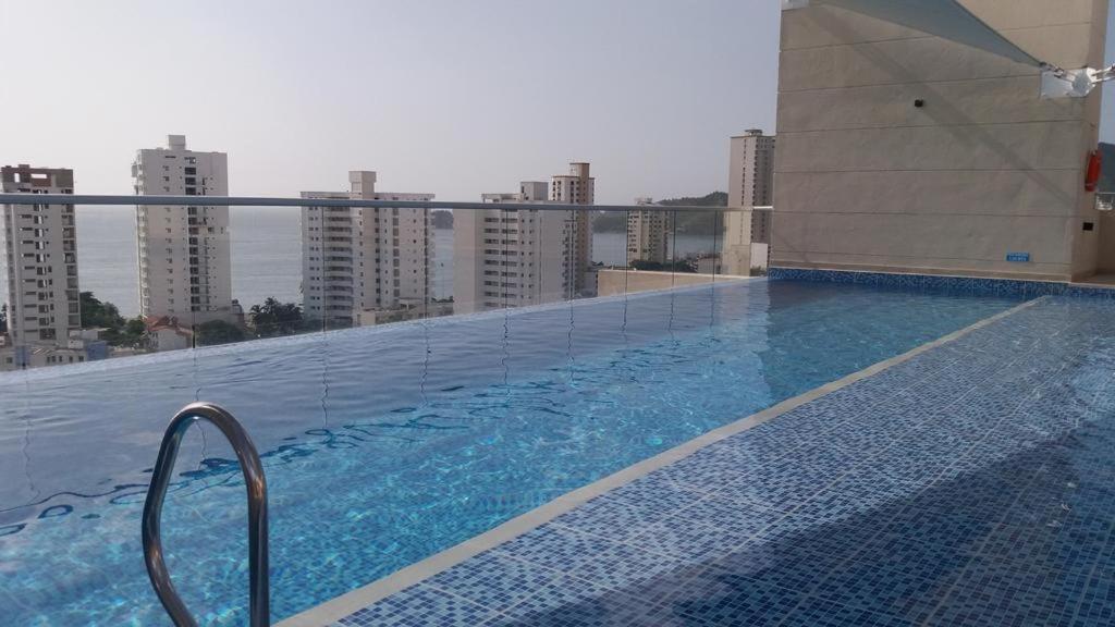 サンタ・マルタにあるBeautiful sea viewの建物の屋上にあるプール