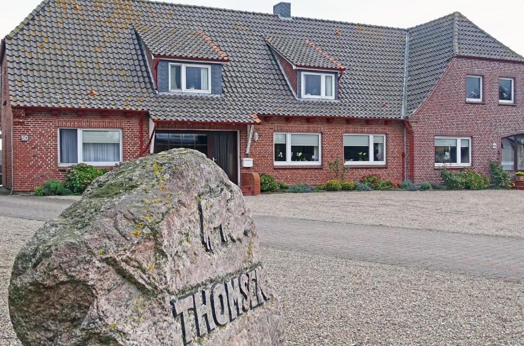 a house with a rock in front of a building at Mee(h)r in Hasselberg