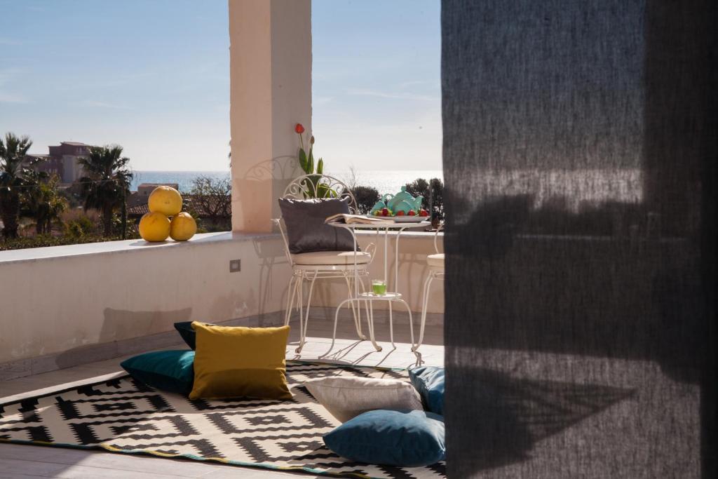 Zimmer mit Blick auf einen Balkon mit Kissen in der Unterkunft Casa Vacanze Eco del Mare in Agrigento
