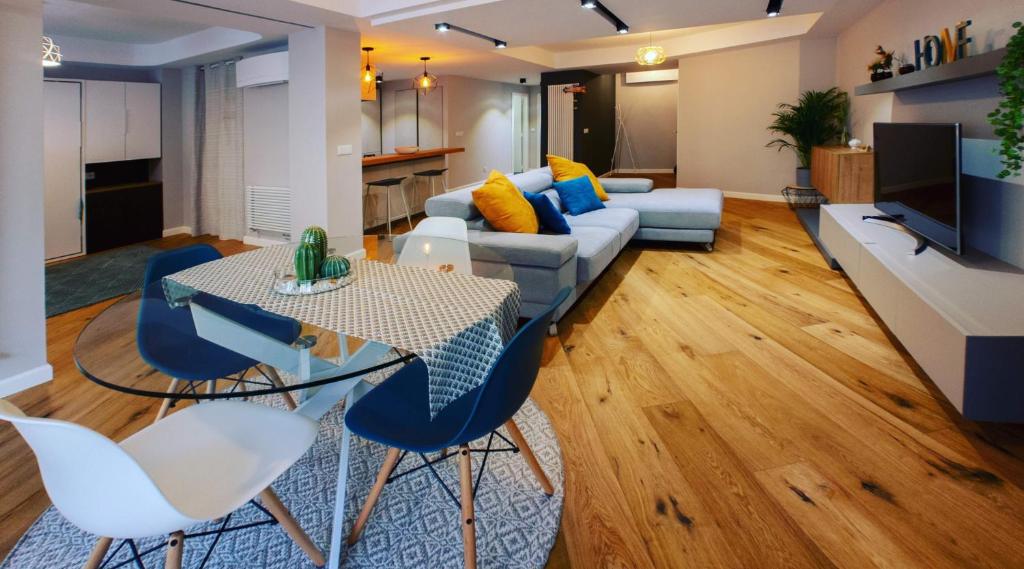 salon z kanapą, stołem i krzesłami w obiekcie Hexagonal Design Apartment w Walencji