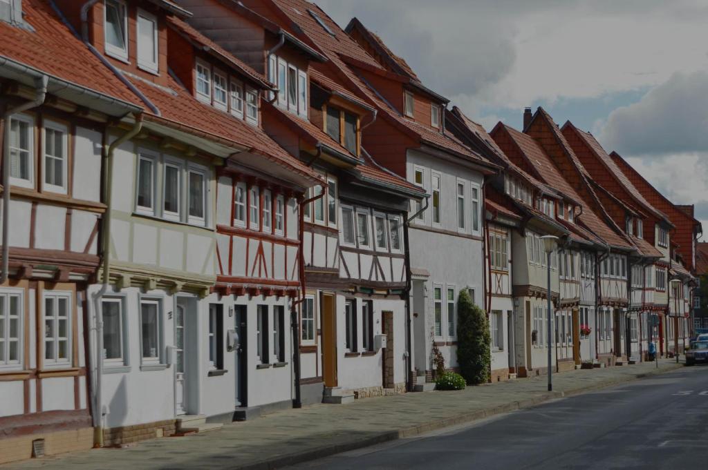 una fila de casas con entramado de madera en una calle en Townhouse Duderstadt, en Duderstadt