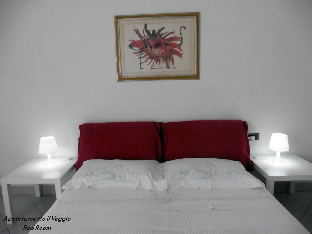 1 cama con cabecero rojo en un dormitorio en Appartamento il Veggio, en Poggio a Caiano