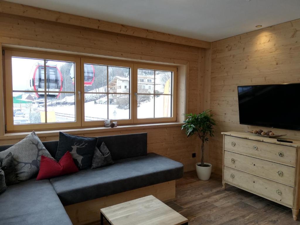 Televízia a/alebo spoločenská miestnosť v ubytovaní Feriendorf Joggler - Chalets nahe der Gondel