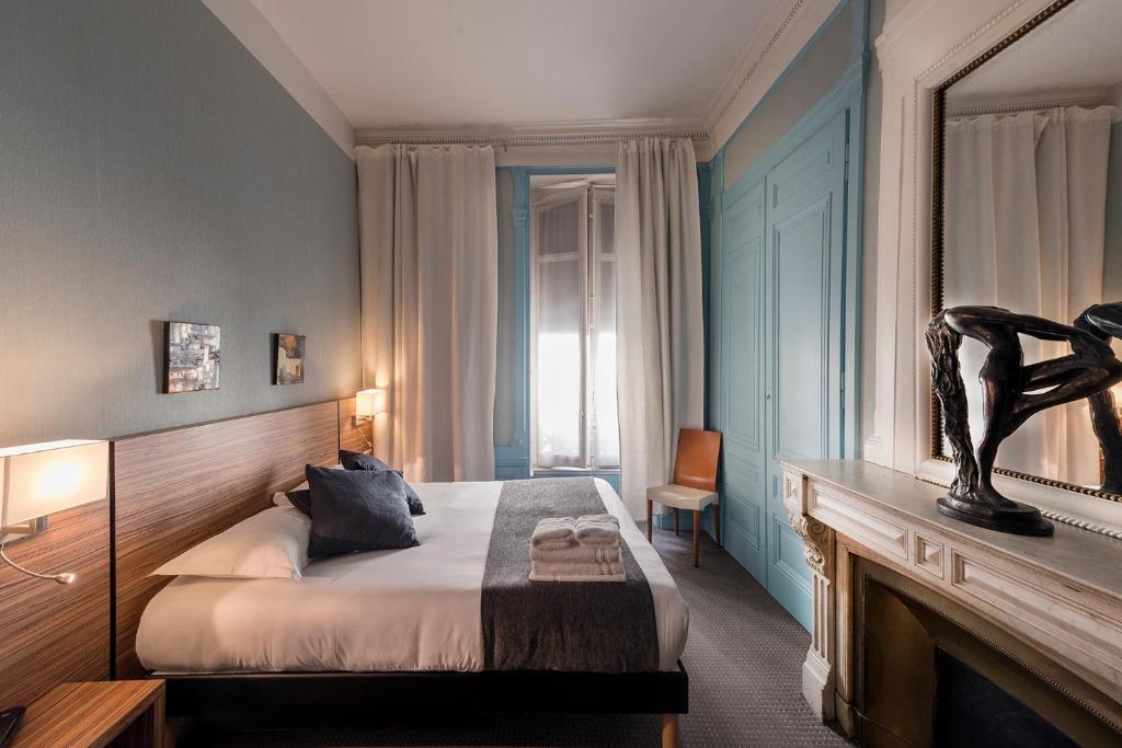 Postel nebo postele na pokoji v ubytování Hotel de Paris