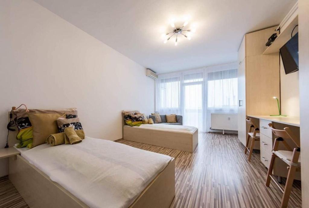 1 dormitorio con 1 cama y 1 sofá en una habitación en Central Home- Pesterzsébet, en Budapest