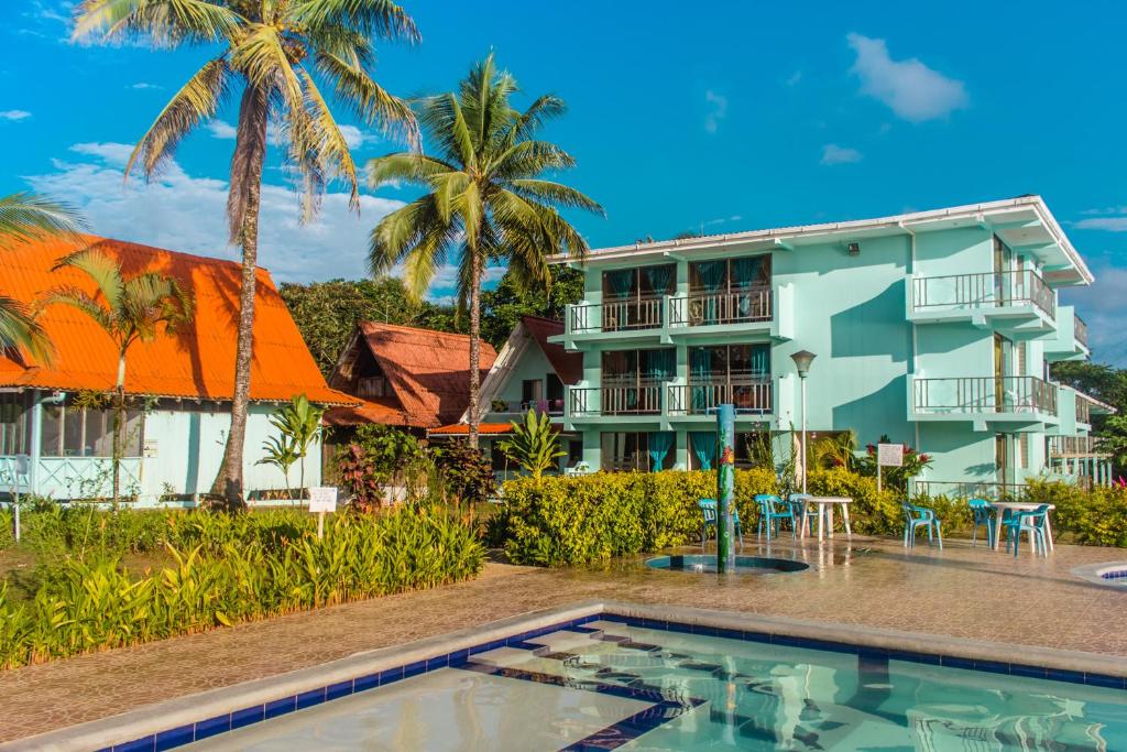 een resort met een zwembad en een gebouw bij Hotel Reserva Aguamarina in Playa Ladrilleros