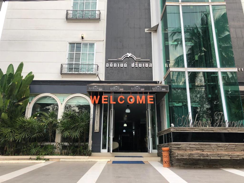 una señal de bienvenida en la parte delantera de un edificio en Atikarn Princess Hotel & Resort, en Udon Thani