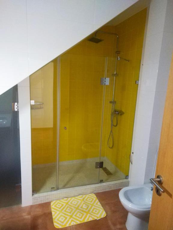 a bathroom with a shower with a toilet and a sink at Ribalta Beach Houses in Ericeira
