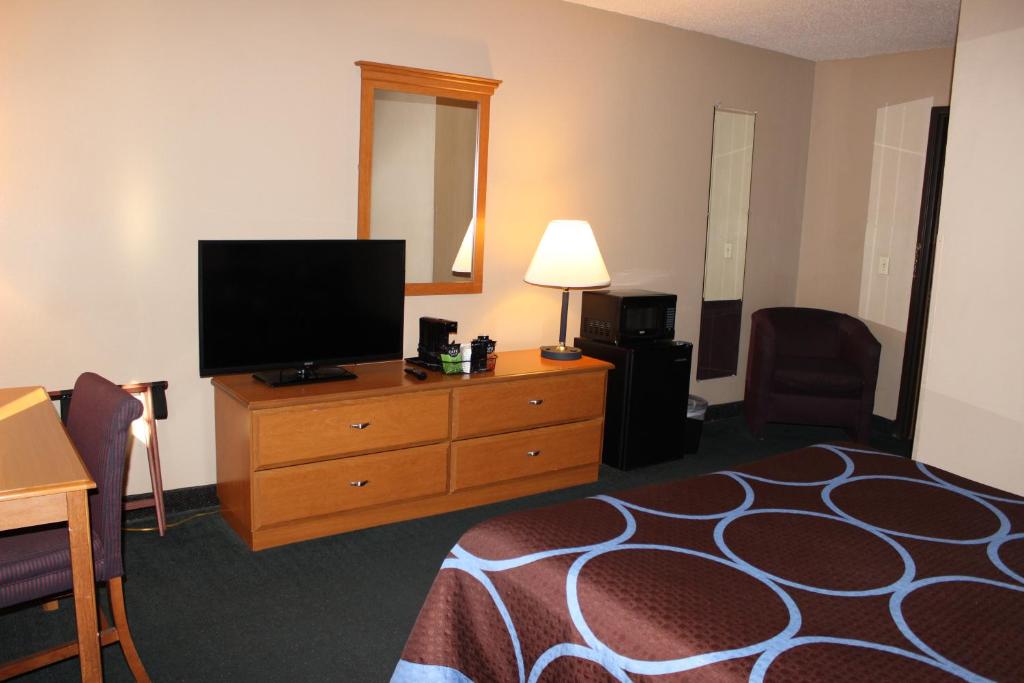 TV a/nebo společenská místnost v ubytování Super 8 by Wyndham East Stroudsburg - Poconos