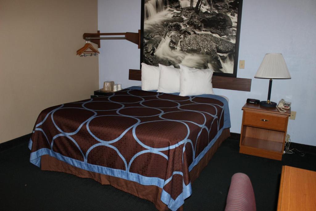 Postel nebo postele na pokoji v ubytování Super 8 by Wyndham East Stroudsburg - Poconos