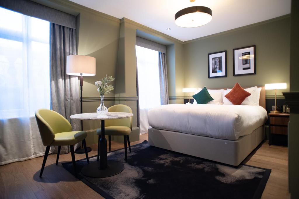 倫敦的住宿－Counting House，酒店客房带一张床、一张桌子和椅子