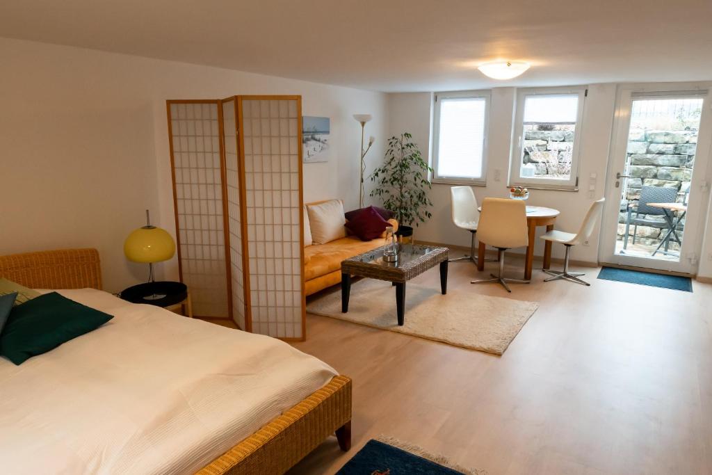 ein Schlafzimmer mit einem Bett und ein Wohnzimmer in der Unterkunft 29 Am Knauersbach in Nürnberg