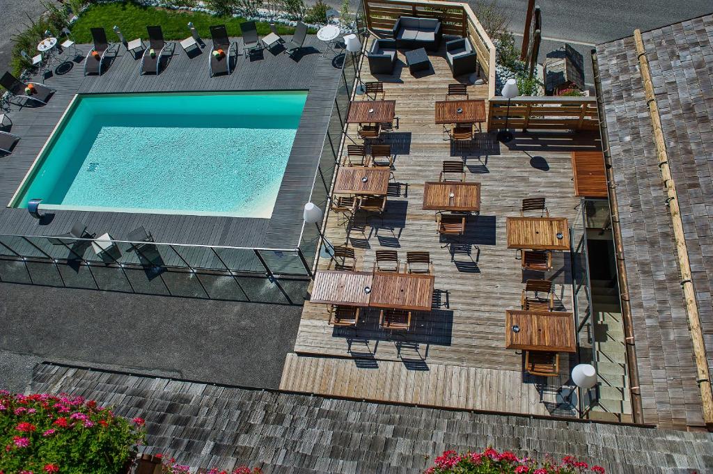 Bazén v ubytování Hôtel-Chalet Les Ecureuils Restaurant, Piscine, Jardin Garage nebo v jeho okolí