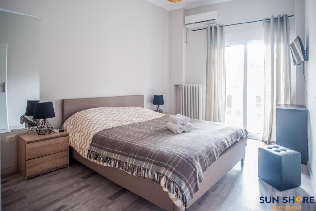 sypialnia z łóżkiem z pluszowym misiem w obiekcie Explore Greece from Near the Sea Apartment w Chalkidzie