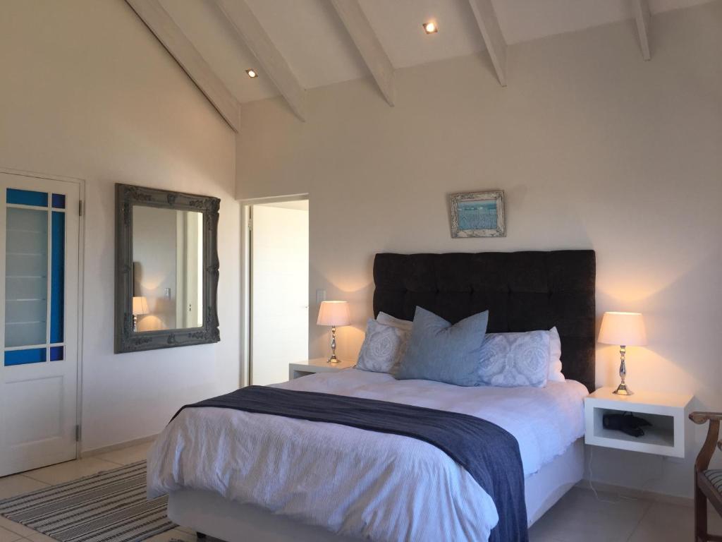 Postel nebo postele na pokoji v ubytování PERFECT 10 - 10 to 13 Sleeper Luxury Holiday Home Breakage Deposit of R2500 per Weekend Lease