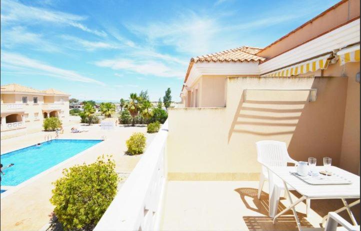 Bazén v ubytování Apartamento en la playa de Riumar nebo v jeho okolí