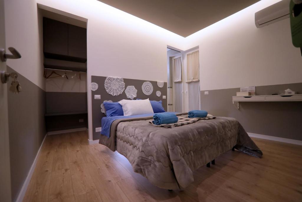 - une chambre avec un grand lit et des oreillers bleus dans l'établissement B&B IL GROTTINO, à Modugno
