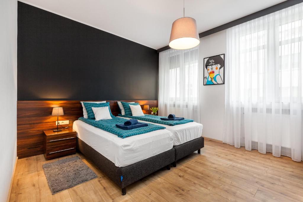 Posteľ alebo postele v izbe v ubytovaní Apartamenty Black&White