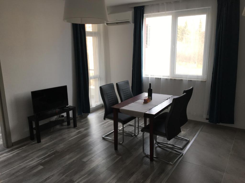 Μια τηλεόραση ή/και κέντρο ψυχαγωγίας στο ApartVel apartment 2