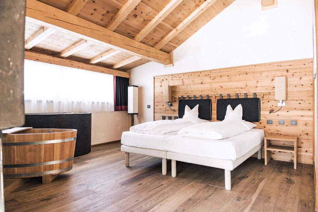 Posteľ alebo postele v izbe v ubytovaní Dolomites Living Hotel Tirler