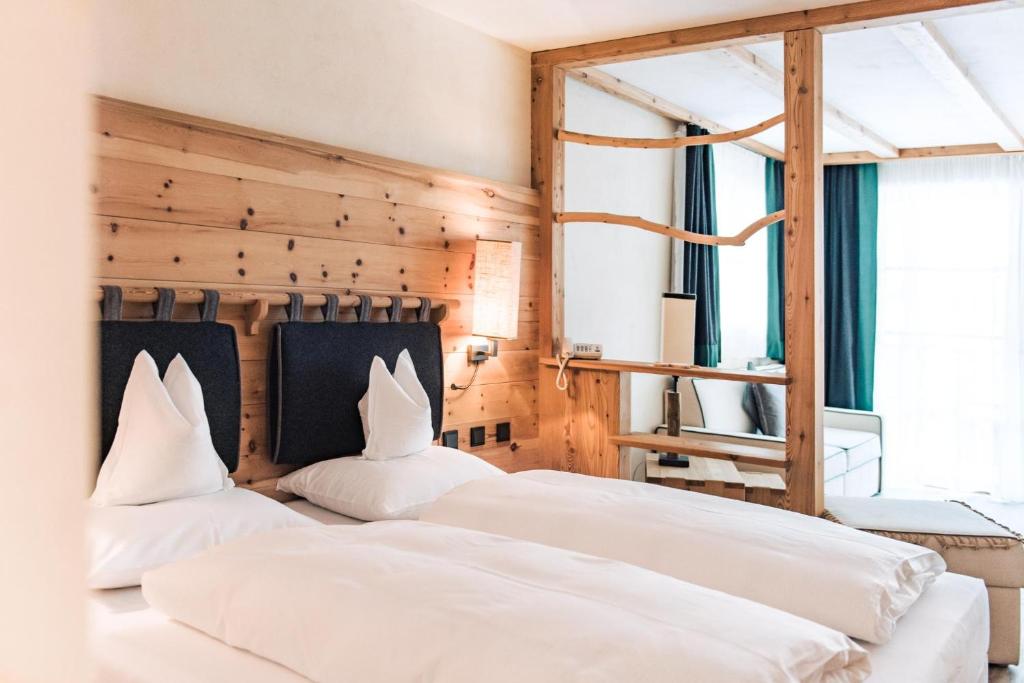 Posteľ alebo postele v izbe v ubytovaní Dolomites Living Hotel Tirler