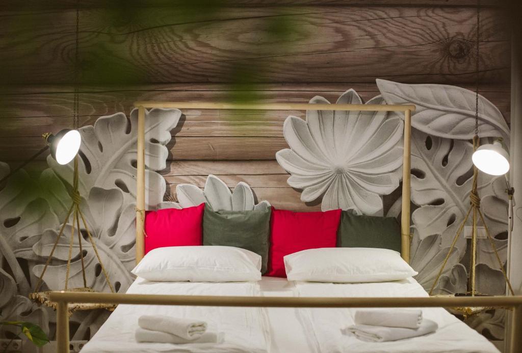 1 dormitorio con 1 cama con cabecero de flores en Rezident en Bucarest
